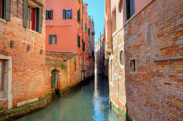 Canal estrecho entre casas antiguas en Venecia, Italia . — Foto de Stock