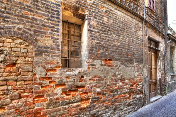 Oude bakstenen muur in alba, Italië. — Stockfoto