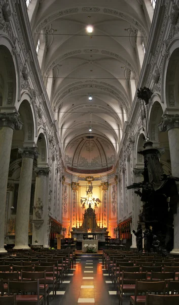 Wnętrze kościoła katolickiego. — Zdjęcie stockowe