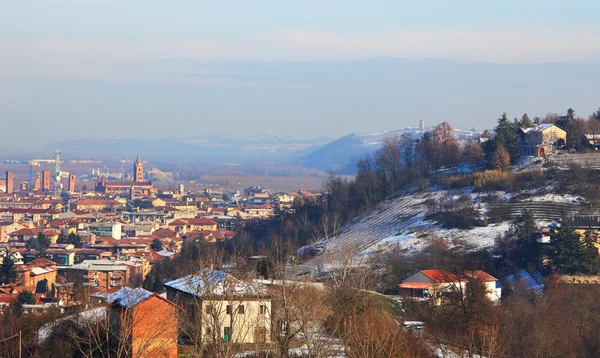Stadt Alba und die umliegenden Hügel. — Stockfoto