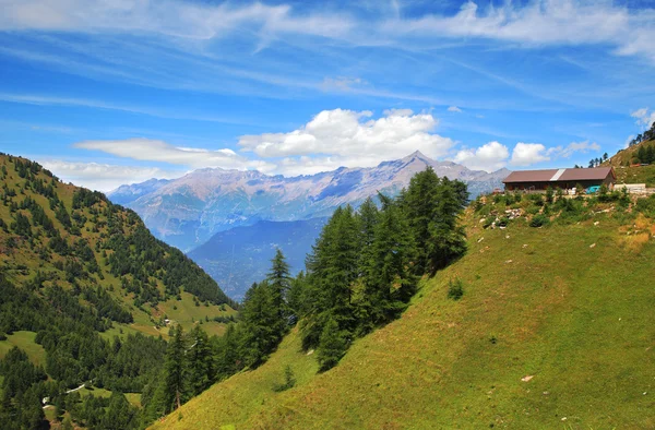 查看关于意大利北部的阿尔卑斯山. — 图库照片