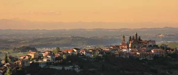 Stadt auf dem Hügel. piemont, italien. — Stockfoto