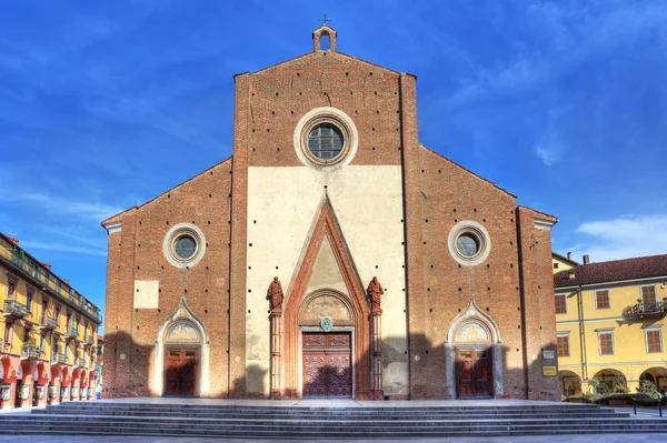 Fasaden på duomo di saluzzo, Italien. — Stockfoto