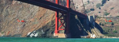 Golden Gate Köprüsü altında uçan helikopter kurtarma.