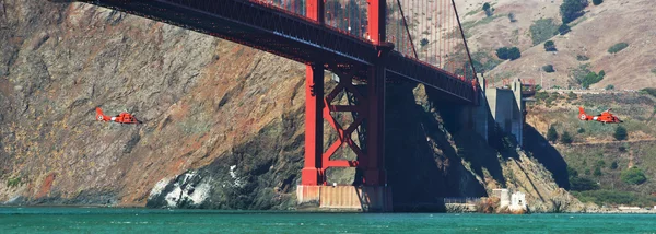 Rescue helicopters flying under the Golden Gate Bridge. — Stock Photo, Image