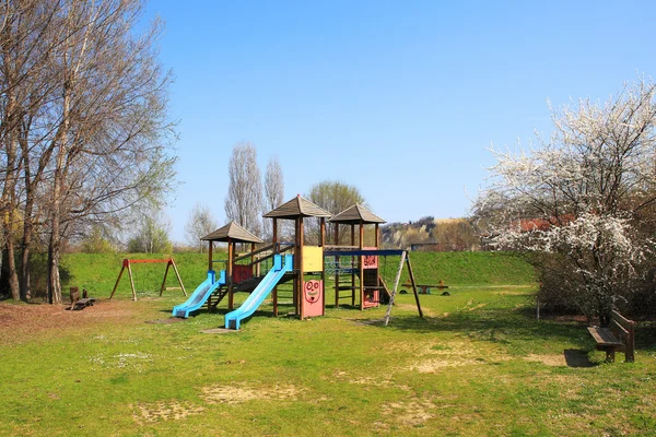 Spielplatz auf dem grünen Rasen. — Stockfoto