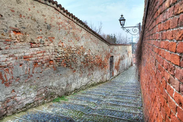 Liten gata bland gamla väggar i saluzzo, Italien. — Stockfoto