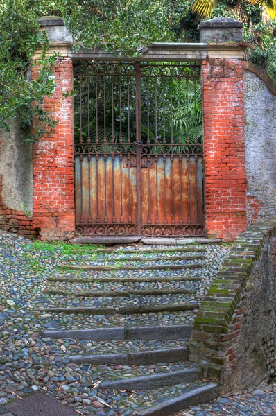 Oude roestige poort en verharde trappen in saluzzo. — Stockfoto