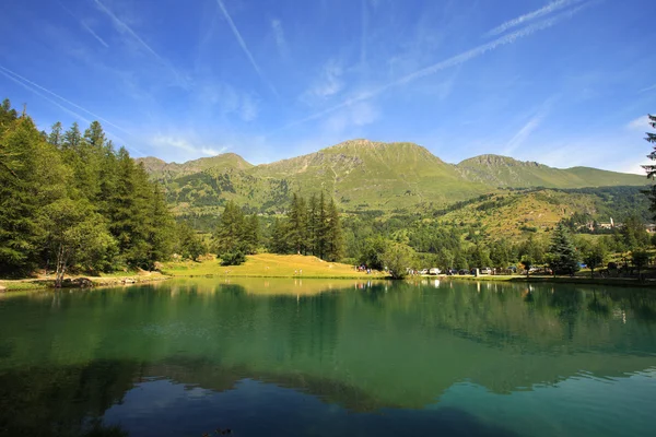 Lago alpino. Alpi, Italia . — Foto Stock