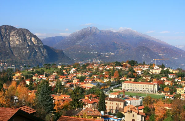 Como Gölü'dağlar arasında küçük bir kasaba. — Stok fotoğraf