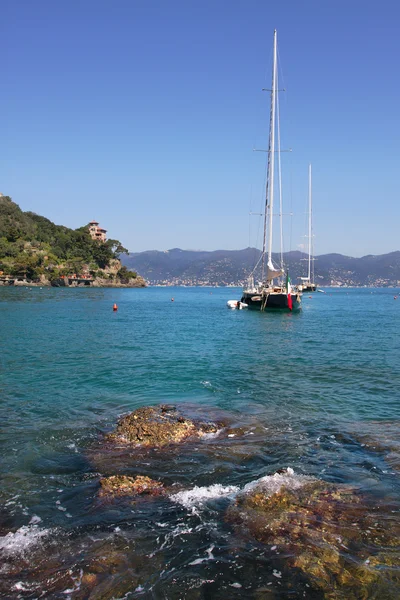 Yate en Bahía Portofino . — Foto de Stock