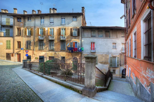 Utwardzonej ulicy i stare domy w saluzzo, Włochy. — Zdjęcie stockowe
