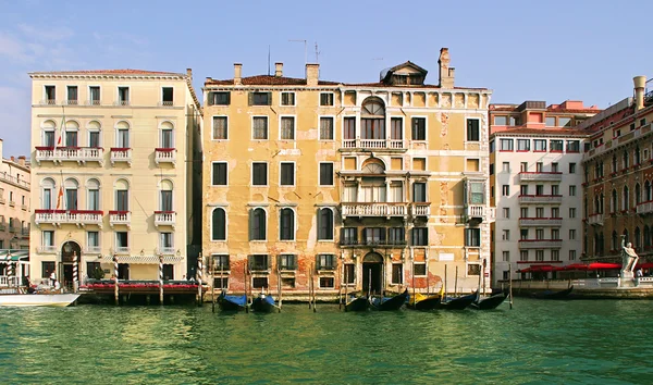 Old houses on Grand Canal. — Stock Photo, Image