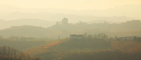 烟霞的山丘。意大利北部的皮埃蒙特. — 图库照片