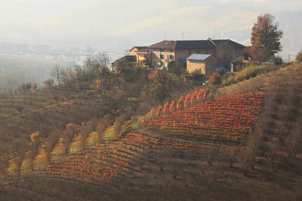 Huset på kullen. Piemonte, norra Italien. — Stockfoto