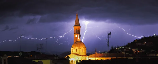 Fulmine su Alba e le colline circostanti in Italia . — Foto Stock