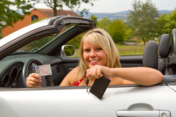 Giovane donna felice della sua nuova patente di guida — Foto Stock