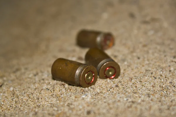 Tomme sylinderampuller på sand – stockfoto