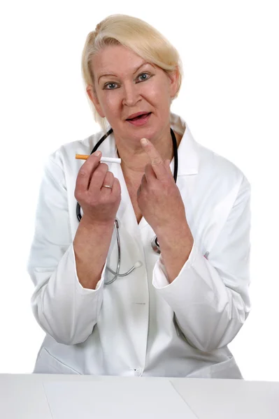Medizinisches Personal hält eine Zigarette und zeigt eine Hand mit T — Stockfoto