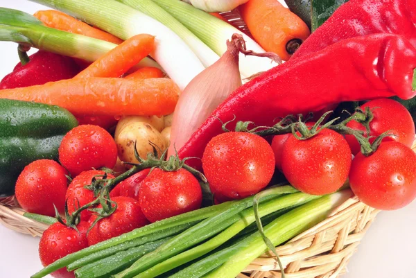 新鲜收获的蔬菜从购物篮中的花园 — 图库照片