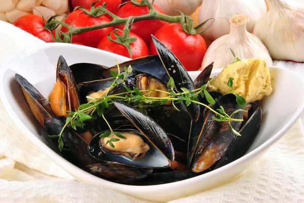 Cooked mussels with garlic butter sauce and thyme in a white bow — Stock Photo, Image