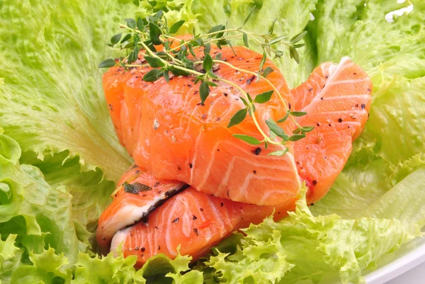 Salmon steak with thyme and green salad on a plate — Stock Photo, Image