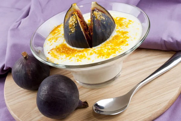 Iogurte com figo doce e flocos dourados comestíveis — Fotografia de Stock