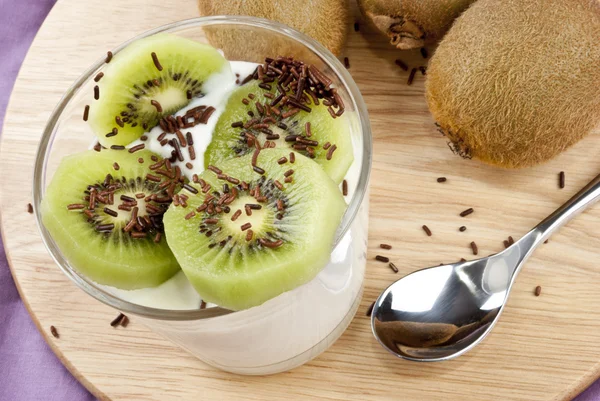Iogurte com kiwi doce fresco e polvilhas de chocolate — Fotografia de Stock