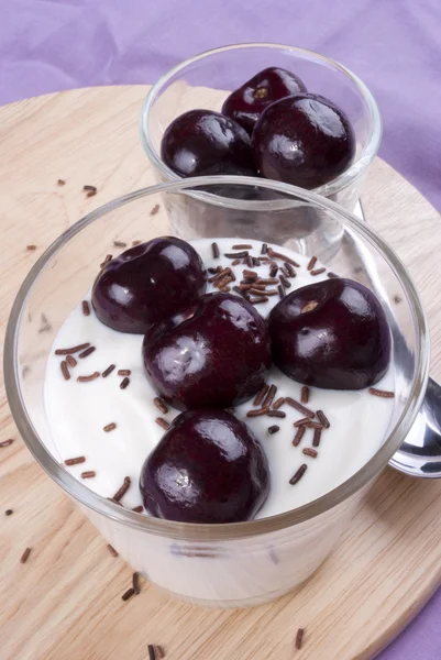 Iogurte com cerejas doces frescas e polvilhas de chocolate — Fotografia de Stock