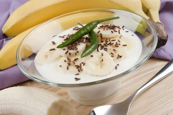 Banana slices with fresh yogurt and hot chili — Stock Photo, Image