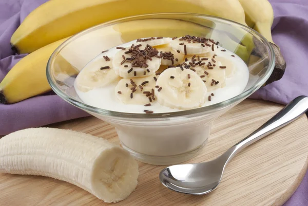 Банановые ломтики со свежим йогуртом и шоколадной крошкой — стоковое фото