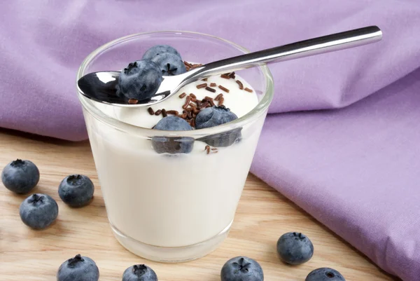 Mirtilos com iogurte fresco e polvilhas de chocolate — Fotografia de Stock