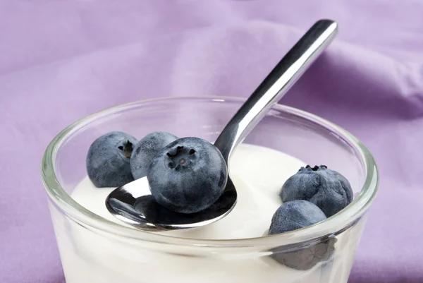 Borůvky s čerstvým jogurtem a lžičkou — Stock fotografie