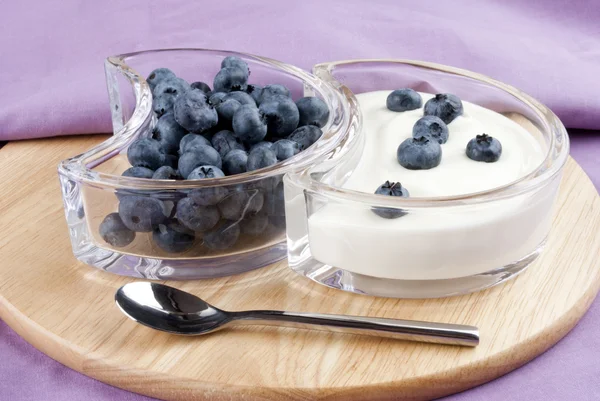 Mirtilos com iogurte fresco e uma colher — Fotografia de Stock