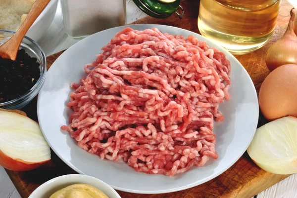 Kıyılmış et ve köfte yapmak için gerekli malzemeler — Stok fotoğraf