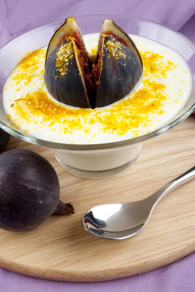 Yogurt with sweet fig and edible golden flakes — Stock Photo, Image