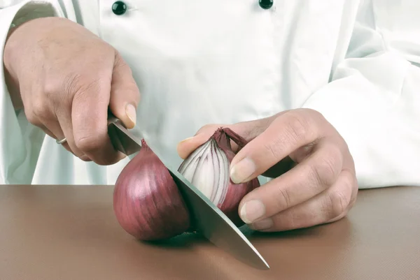 Kadın Şef leylak soğan mutfak bıçağıyla keser. — Stok fotoğraf