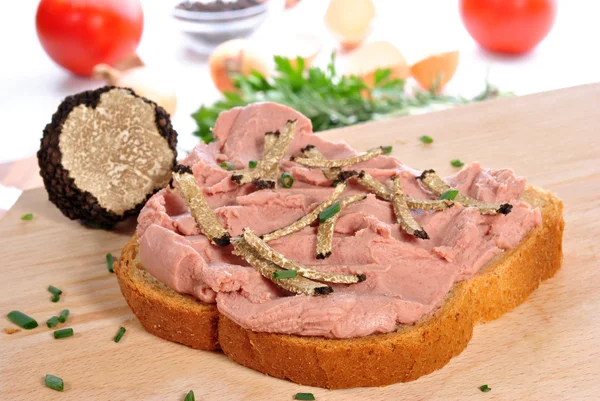 Salchicha de hígado de ternera en pan con trufa de verano rallada —  Fotos de Stock