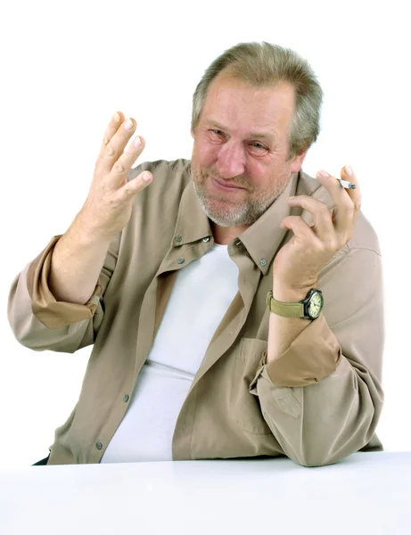 Uomo sulla cinquantina con una mano che fa gesti, che tiene una sigaretta — Foto Stock