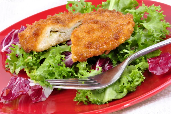 Sarımsaklı tavuk kiev mevsim salata yemeye hazır ve bir çatal ile — Stok fotoğraf