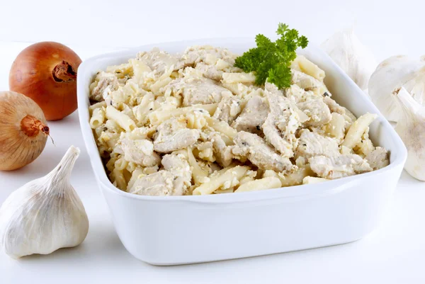 Macaroni braadpan met kip goulash en knoflook saus — Stockfoto