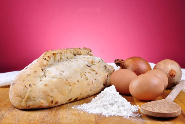 Soğan ekmek pişirme malzemeleri ile ahşap oyun tahtası — Stok fotoğraf