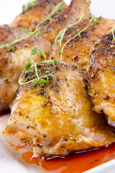 Grilled chicken tights with fresh thyme on a white plate — Stock Photo, Image