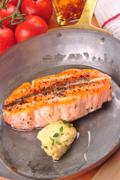 Grillowany stek z łososia z masłem ziołowym i pieprzem na patelni mosiądz — Zdjęcie stockowe