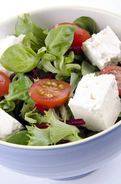 Греческий салат с козьим сыром в миске, готовый к употреблению — стоковое фото