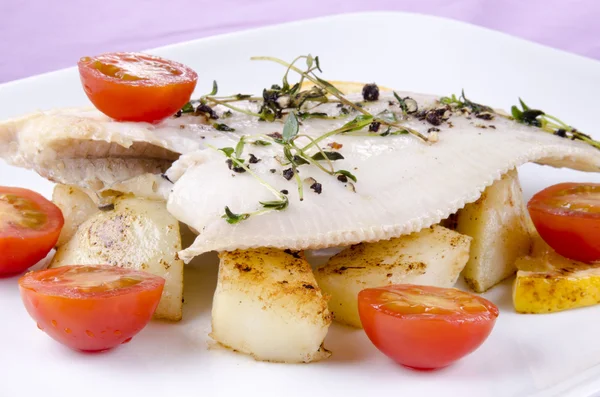 Fresh fried plaice with roasted potatoes and tomatoes — Stock Photo, Image