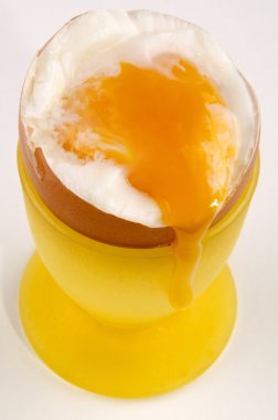 taze yumurta sarı yumurtalık içinde açmak
