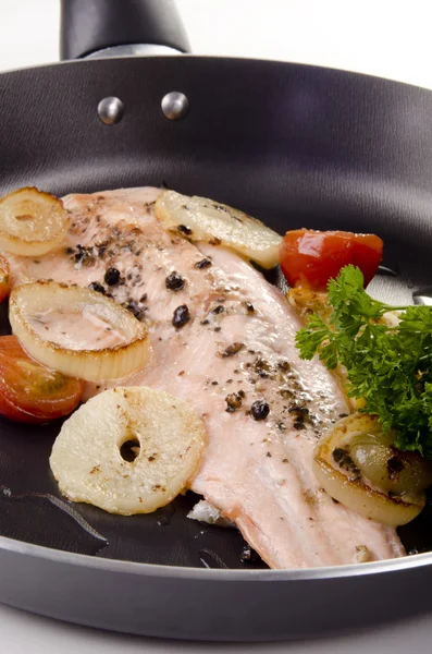 Domates ve soğan ile bir tavada alabalık filetosu — Stok fotoğraf