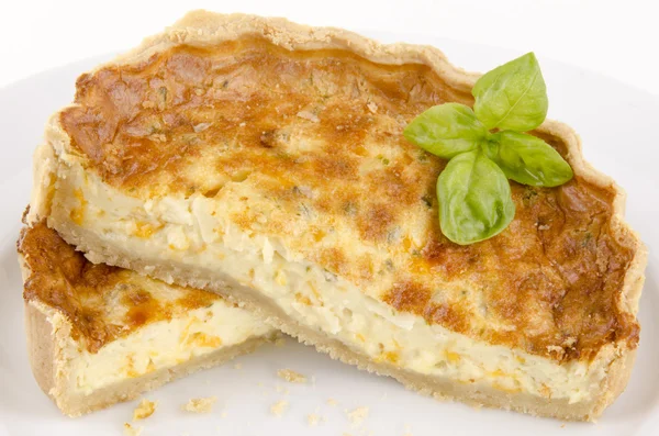 Freshly made cheese and onion quiche with basil — Stock Photo, Image