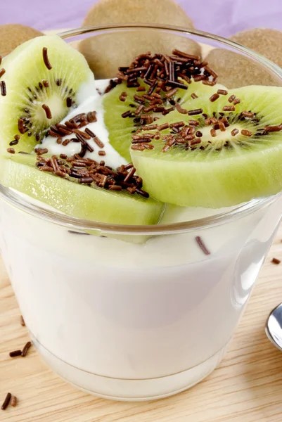 Jogurt s čerstvým sladké kiwi a čokoládové sypání — Stock fotografie